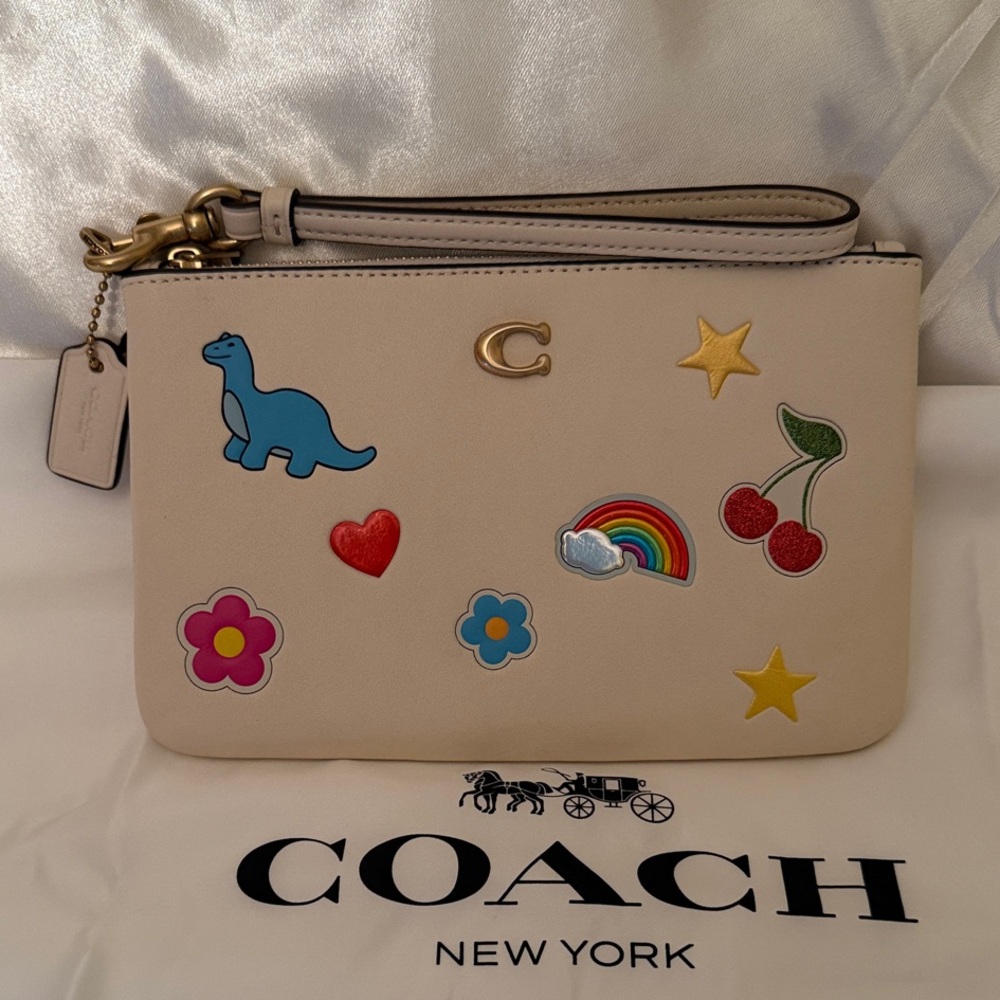 💜 NWT Coach Chalk Large  Essential Wristlet With Sticker Print and Gold Hardware - Picture 4 of 9